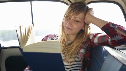 Contrairement aux idées reçues, les jeunes lisent des livres, selon une éude Ipsos pour le Centre national du livre
 (Dougal Waters / Getty Images)