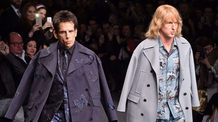 Les acteurs am&eacute;ricains Ben Stiller (&agrave; gauche) et Owen Wilson d&eacute;filent pour Valentino, &agrave; Paris, le 10 mars 2015. (DAVID FISHER / SIPA)