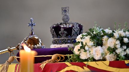 Le cercueil d'Elizabeth II, surmonté de la couronne et du sceptre, exposé dans le palais de Westminster à Londres (Royaume-Uni) le 17 septembre 2022 (MARCO BERTORELLO / POOL)