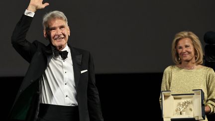 L'acteur Harrison Ford reçoit une Palme d'or d'honneur, lors de la 76e édition du Festival de Cannes, le 18 mai 2023. (VALERY HACHE / AFP)