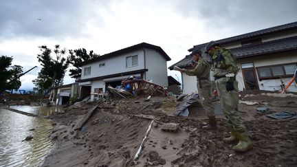 Des soldats patrouillent dans une zone sinistrée par le passage du typhon Hagibis, le 15 octobre 2019 à Nagano. (KAZUHIRO NOGI / AFP)