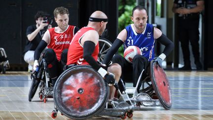 Le capitaine de l'équipe de France de rugby fauteuil Jonathan Hivernat face à Kaare Momme et Leon Jorgensen (Danemark) lors d'un match de préparation aux Jeux paralympiques de Paris, le 18 juin 2024 (NICOLAS GOISQUE / MAXPPP)