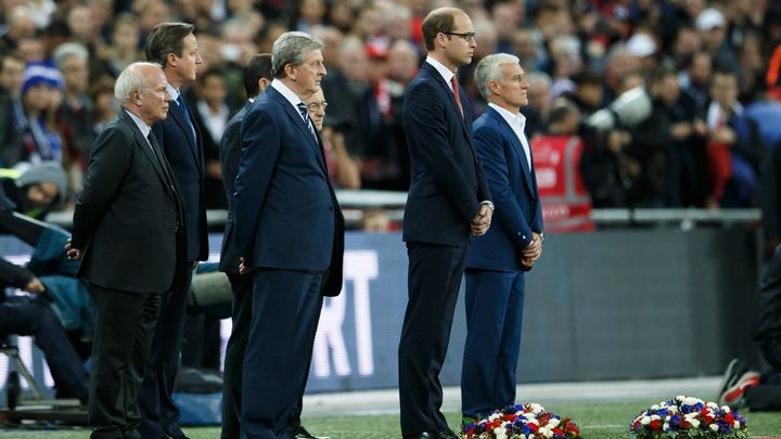 Le prince William aux côtés des sélectionneurs anglais et français, Roy Hodgson et Didier Deschamps, le 17 novembre 2015, à Wembley. (BEN QUEENBOROUGH / BACKPAGE IMAGES LTD / AFP)