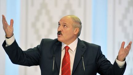 Le président Alexander Lukashenko, à Minsk, le 20 décembre 2010, lors d'une conférence de presse. (SERGEI SUPINSKY / AFP)