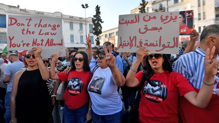 Des manifestants tunisiens dans les rues de Tunis, le 4 octobre 2024, à deux jours d'un scrutin présidentiel décrié. (FETHI BELAID / AFP)