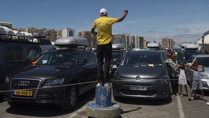 Attente sur le port d'Algésiras avant d'embarquer pour le Maroc, le 27 juillet 2019. 600 000 Marocains traversent par le détroit de Gibraltar pour passer les vacances au pays. (JORGE GUERRERO / AFP)