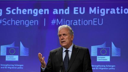 Le Commissaire européen aux Migrations, affaires intérieures et citoyenneté, Dimitris Avramopoulos, annonçant le nouveau programme de «réinstallation» des réfugiés, le 27 septembre 2017, à Bruxelles. (JOHN THYS/AFP)