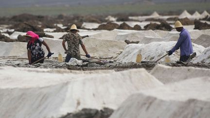 Le monopole de l’Etat chinois sur le sel est vieux de 2000 ans. Il aurait été instauré vers 220 avant notre ère par l’empereur Han Wudi pour renflouer ses caisses. Par la suite, pour ses successeurs, ce fut une source de revenus essentielle, contribuant notamment à l’édification de la Grande muraille. Lors de leur arrivée en 1949, les communistes avaient maintenu ledit monopole. Depuis 2000, plusieurs réformes pour tenter de le réformer avaient échoué. L’Etat garde cependant le contrôle de l’activité, notamment pour s’assurer que le sel conservera une teneur suffisante en iode, rapporte le «Wall Street Journal». Pour les spécialistes, la nouvelle réforme va notamment permettre de faire baisser les prix. La Chine est le premier producteur de sel au monde, avec près de 90 millions de tonnes produites par an. (AP - Sipa)