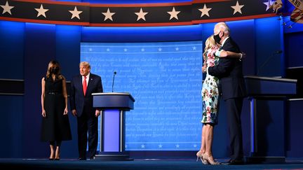 Melania Trump, Donald Trump, Jill Biden et Joe Biden lors du dernier débat entre les deux candidats à la présidentielle américaine, le 22 octobre 2020, à Nashville (Tennessee). (JIM WATSON / AFP)