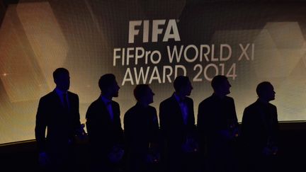 Les joueurs dans l'ombre lors de la remise du Ballon d'or Fifa en 2014 (FABRICE COFFRINI / AFP)