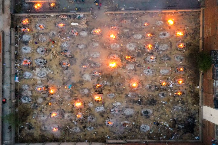 Des corps sont incinérés dans un crématorium à New Delhi, en Inde, le 26 avril 2021. (JEWEL SAMAD / AFP)