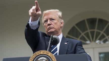 Donald Trump répond aux questions des journalistes dans la roseraie de la Maison Blanche, à Washington (Etats-Unis), le 16 octobre 2017. (SAUL LOEB / AFP)