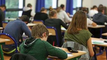 Des collégiens participent à l'épreuve du brevet, le 23 juin 2016 à Quimperlé (Finistère). (MAXPPP)