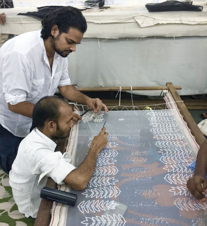 Le travail dans les ateliers de Rahul Mishra lors de la préparation de la collection printemps-été 2017
