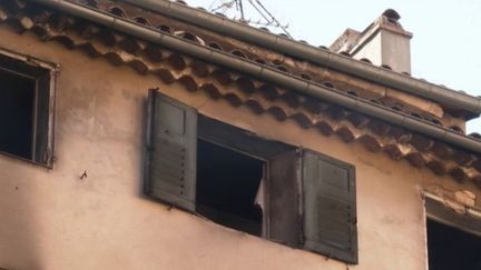 Vers 3h du matin, dans la nuit du samedi 12 au dimanche 13 août, un incendie s'est déclaré dans un immeuble du centre historique de Grasse (Alpes-Maritimes), faisant trois morts. En direct de la ville, le journaliste Dominique Poulain indique qu'une enquête a été ouverte pour déterminer son origine. (France 3)