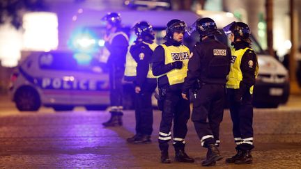 Des policiers ont été agressés par arme à feu sur les Champs-Elysées à Paris, le 20 avril 2017. (CHRISTIAN HARTMANN / REUTERS)