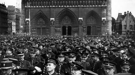 Manifestation de policiers en mai 1946 devant la cathédrale Notre-Dame à Paris. (ECLAIR MONDIAL/SIPA)