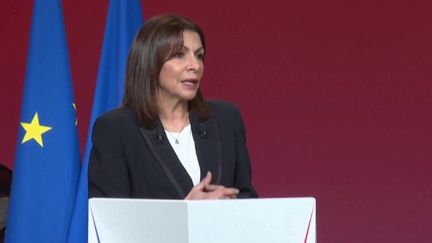 À la traîne dans les sondages, la candidate socialiste à la présidentielle Anne Hidalgo a une nouvelle fois tenté de relancer sa campagne lors d'un meeting à Aubervilliers&nbsp;(Seine-Saint-Denis), samedi 22 janvier. (FRANCE 3)