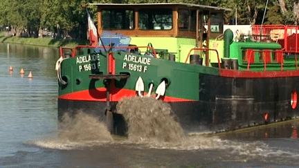 De jeunes comédiens se lancent dans le théâtre fluvial.
 (France 3 / Culturebox)