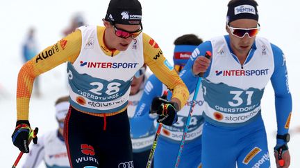 L'Italien Paolo Ventura (à droite), lors du skiathlon 2 x 15 km des Mondiaux de ski nordique le 27 février 2021, et toute l'équipe d'Italie ont quitté les Mondiaux de cas positifs au coronavirus (KARL-JOSEF HILDENBRAND / DPA)