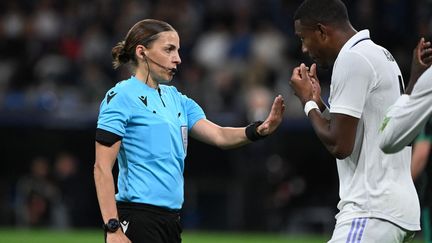 L'arbitre française Stéphanie Frappart, face au défenseur David Alaba, lors d'un match de Ligue des champions entre le Real Madrid et le Celtic FC, à Madrid, le 2 novembre 2022. (PIERRE-PHILIPPE MARCOU / AFP)