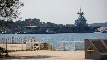 Le porte-avions "Charles de Gaulle", le 12 avril 2020 dans la rade de Toulon (Var). (FRANCK BESSIERE / HANS LUCAS / AFP)