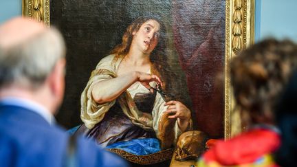 Les visiteurs regardent "Sainte Marie-Madeleine renonçant aux vanités du monde", huile sur toile de Gaspar de Crayer
 (PHILIPPE HUGUEN / AFP)