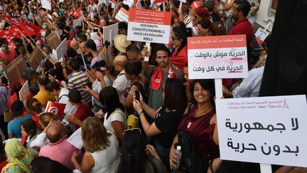 Des milliers de Tunisien.ne.s se sont rassemblés lundi à Tunis pour réclamer l'égalité des droits hommes-femmes lors de la Journée nationale des femmes. (FETHI BELAID / AFP)