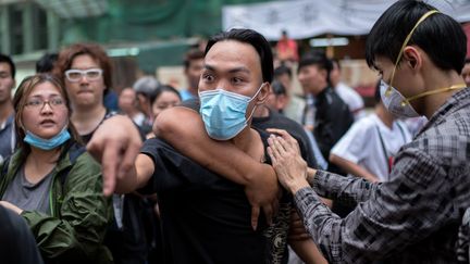 De nouveaux heurts ont &eacute;clat&eacute; &agrave; Hong Kong, dimanche 19 octobre 2014.&nbsp; (ALEX OGLE  / AFP)