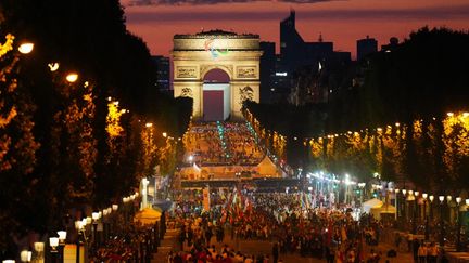 Les quelque 4.400 para-athlètes des 168 délégations présentes ont défilé sur l'avenue des Champs-Elysées, devant 50.000 spectateurs. (DIMITAR DILKOFF / AFP)