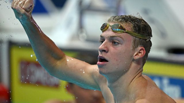 Léon Marchand à l'issue de sa course et de son titre sur le 400 m 4 nages lors des championnats du monde de natation, le 18 juin 2022. (FERENC ISZA / AFP)