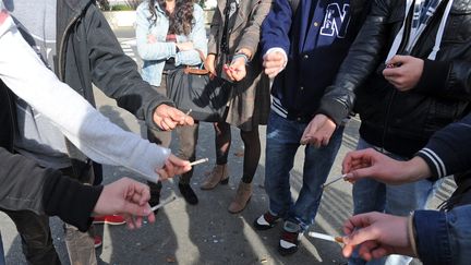 Des jeunes fument devant un lycée, à Niort, le 25 octobre 2012. (PHILIPPE BONNARME / MAXPPP)