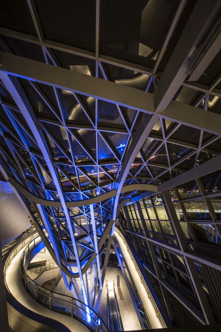 Le puits de lumière, la nuit
 (Quentin Lafont - 2015- Musée des Confluences, Lyon, France)