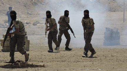 Des combattants rebelles entra&icirc;n&eacute;s par le groupe Etat islamique en Irak et au Levant, en Syrie, le 10 mai 2014. (DIAA AL-DIN / REUTERS)