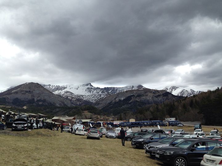 La zone o&ugrave; sont accueilles les familles des victimes fait face &agrave; la montagne, le 26 mars 2015 au Vernet (Alpes-de-Haute-Provence).&nbsp; (JULIE RASPLUS / FRANCETV INFO)