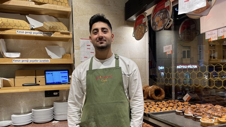 Ercan travaille dans un restaurant de quartier au salaire minimum, à Istanbul décembre 2022. (MARIE6PIERRE VÉROT / RADIO FRANCE)