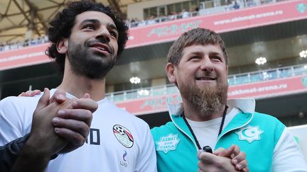 La polémique. L'attaquant de l'Egypte, Mohamed Salah, pose avec le très controversé dirigeant tchétchène Ramzan Kadyrov, dans l'Akhmat Arena à Grozny, le 10 juin 2018. (KARIM JAAFAR / AFP)