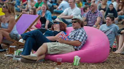 Samedi 28 juillet, premier jour des Jeux olympiques : pour profiter confortablement de la comp&eacute;tition,&nbsp;grand &eacute;cran, poufs et transats ont &eacute;t&eacute; install&eacute;s dans&nbsp;Hyde Park&nbsp;&agrave; Londres.&nbsp; (WILL OLIVER / AFP)