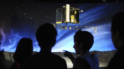 Des enfants regardent un mod&egrave;le du robot Philae &agrave; la Cit&eacute; de l'espace, &agrave; Toulouse (Haute-Garonne), le 12 novembre 2014. (REMY GABALDA / AFP)