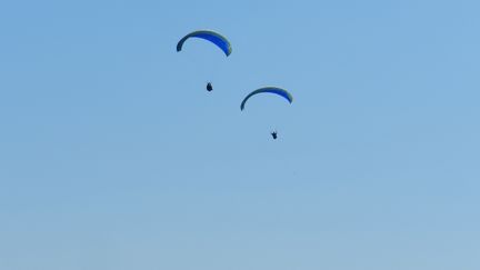 Des parapentes et deltaplanes au col de la Forclaz en Haute-Savoie), en août 2015 (photo d'illustration). (MATHIEU FERRI / RADIO FRANCE)