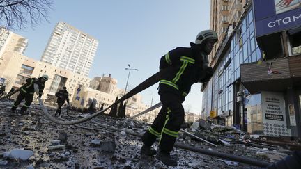 Une intervention des pompiers à Kiev (Ukraine) le 26 février 2022, après un bombardement russe (SERGEY DOLZHENKO / EPA)