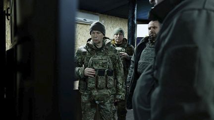 Le chef des forces armées ukrainiennes, Oleksandre Syrsky, rend visite à des soldats sur la ligne de front, sur une photo communiquée par Kiev le 14 février 2024. (FORCES ARMEES UKRAINIENNES / AFP)