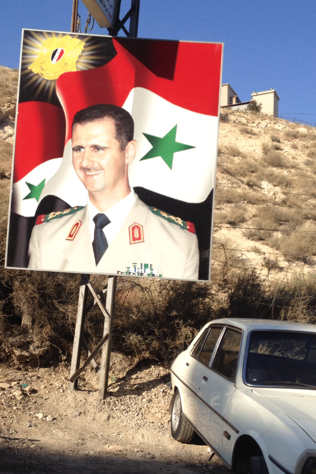 Un quartier alaouite pauvre de Damas, en Syrie, o&ugrave; tr&ocirc;ne un portrait de Bachar Al-Assad, en septembre 2013. (ALEX GOHARI / FRANCE 3)