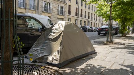 La tente d'une personne sans-abris dans le quartier du Marais à Paris le 24 juillet 2024 (ANTOINE BOUREAU / HANS LUCAS)