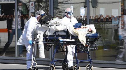 Un patient sous assistance respiratoire pris en charge à l'hôpital universitaire de Strasbourg. (PATRICK HERTZOG / AFP)