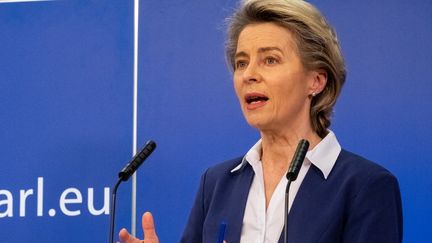 La présidente de la Commission européenne, Ursula von der Leyen, en session plénière au Parlement européen, à Bruxelles (Belgique), le 20 janvier 2021. (MARTIN BERTRAND / HANS LUCAS / AFP)