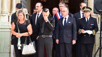 &nbsp; (La femme et le fils d'Hervé Cornara, entourés d'officiels, après la cérémonie © MAXPPP)