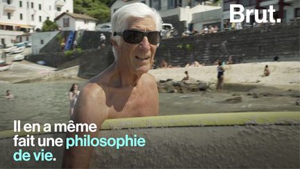 En 1957 sur la côte basque, il était l'un des tout premiers en France à glisser sur cette planche venue d'ailleurs... Aujourd'hui à 83 ans, Joël de Rosnay surfe toujours. Et il n'a pas l'intention de s'arrêter.