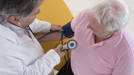 M&eacute;decin est consid&eacute;r&eacute; comme le m&eacute;tier "id&eacute;al" par 13% des personnes interrog&eacute;es sur une liste de dix-sept professions, selon un sondage publi&eacute; le 29 avril 2015. (CHASSENET / BSIP / AFP)