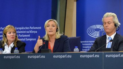 Marine Le Pen, présidente du Front National, avec Geert Wilders leader du PVV néerlandais, le 16 juin 2015 à Bruxelles.